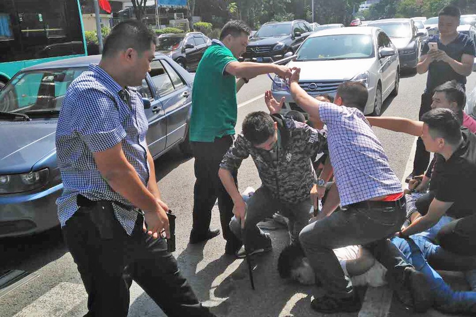 李刚(左一)抓捕嫌疑人。